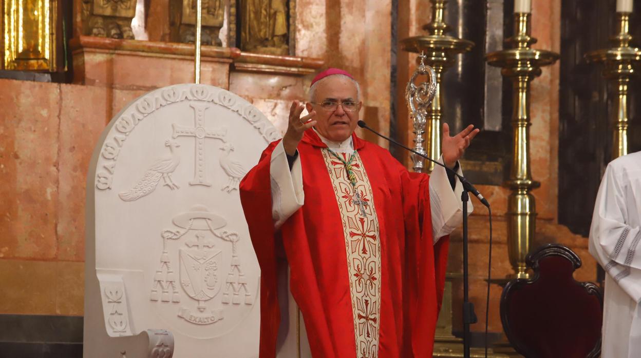 El prelado, durante un oficio en la Catedral