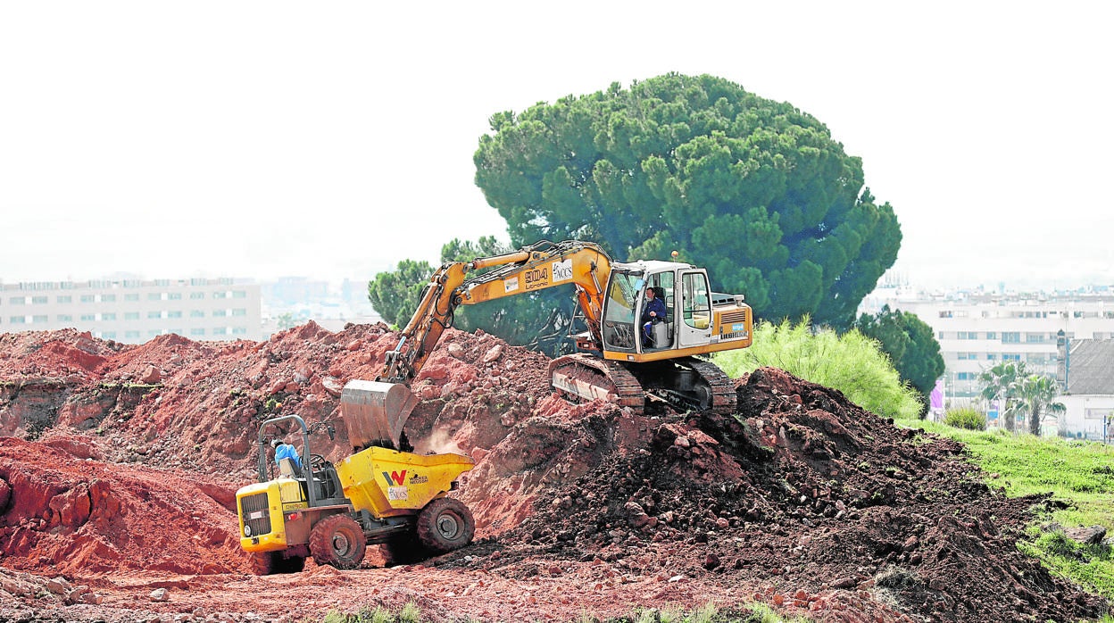 Desmonte de terrenos para el trazado de la nueva Ronda Norte