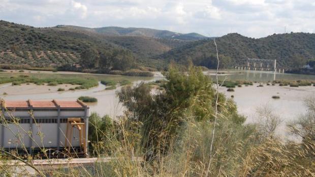 Las obras para limpiar los lodos del embalse Cordobilla, de Puente Genil, siguen sin fecha