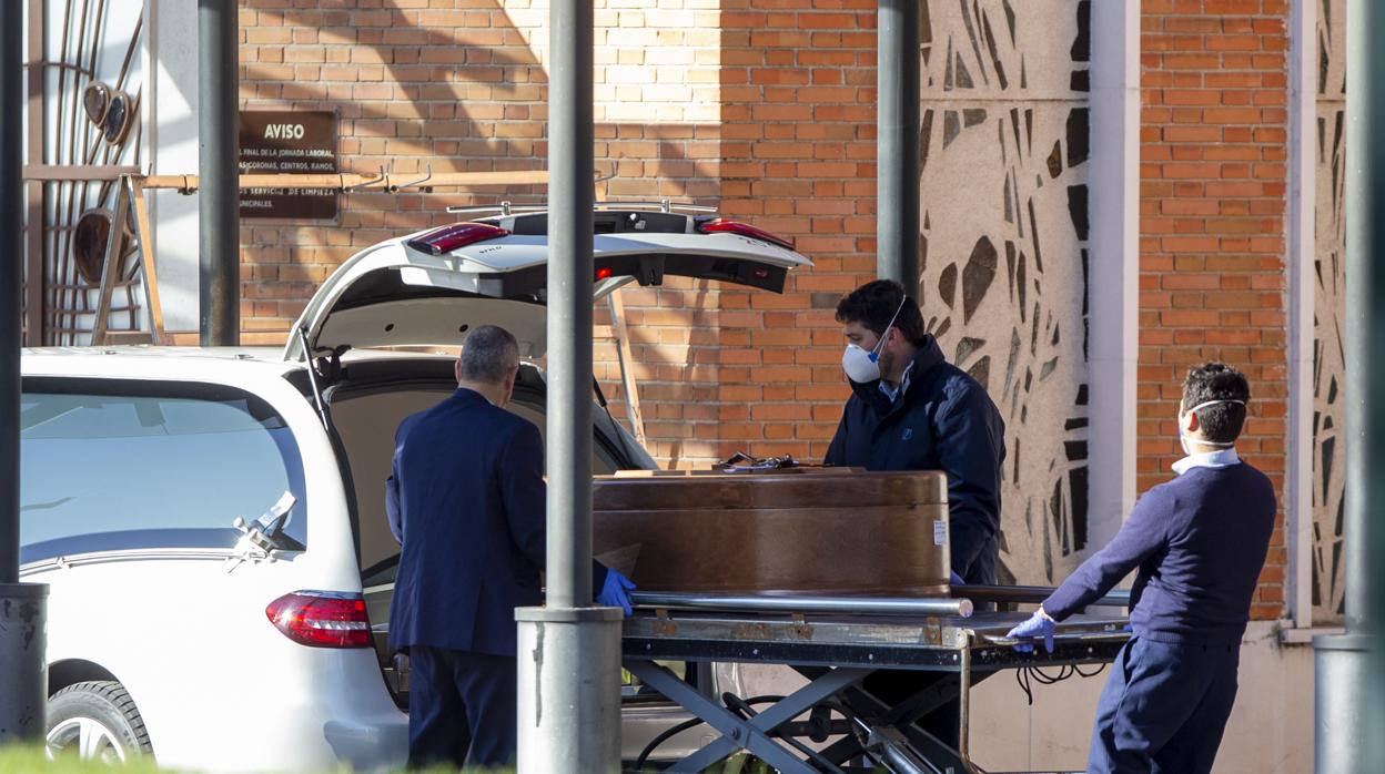 Empleados de la funeraria en Madrid en el cementerio de La Almudena