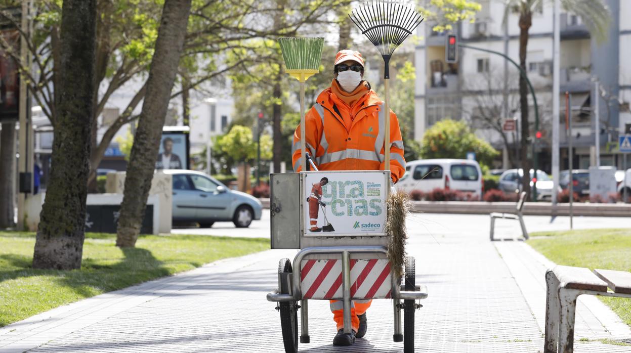 Una trabajadora de limpieza viaria de Sadeco, por las calles de Córdoba