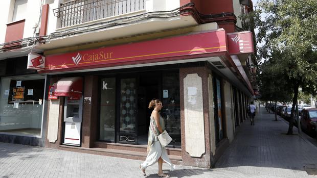Cajasur no cobrará comisiones por sacar dinero en cualquier cajero y amplía el tope de contactless