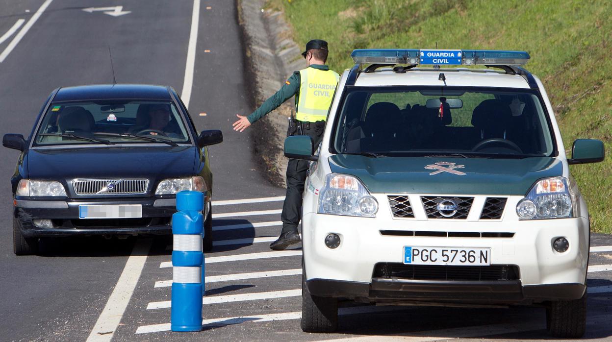 Un control de carretera de la Guardia Civil