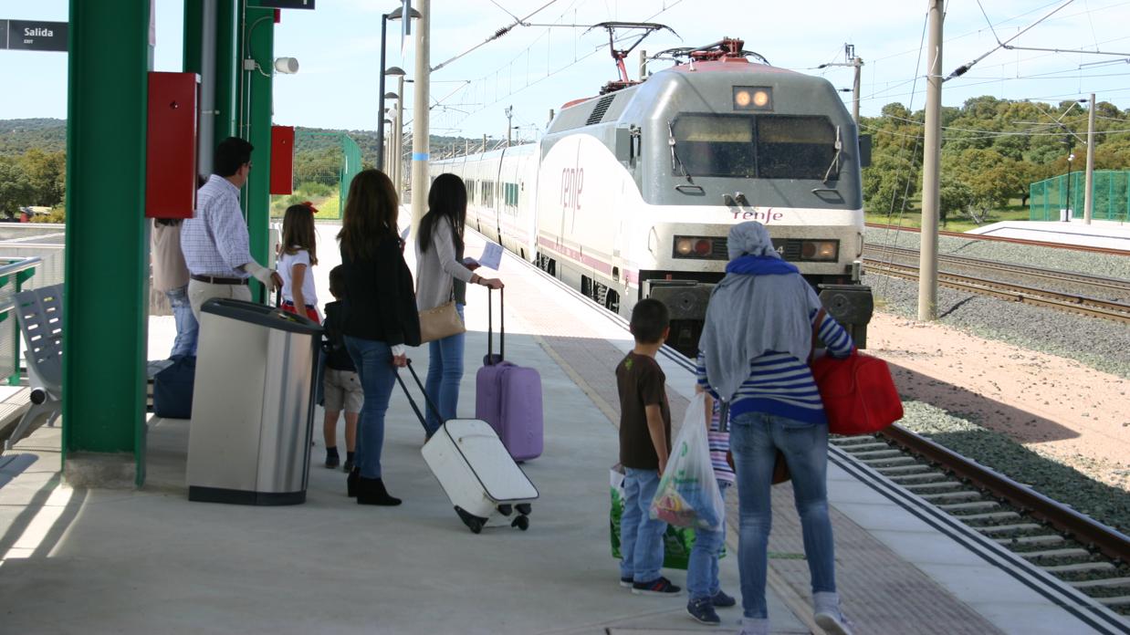 Pasajeros en el andén de la estación de Villanueva de Córdoba