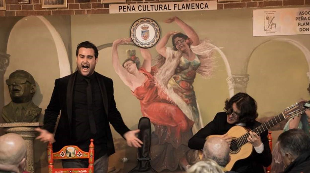 El cantaor Bernardo Miranda en una actuación en una peña flamenca