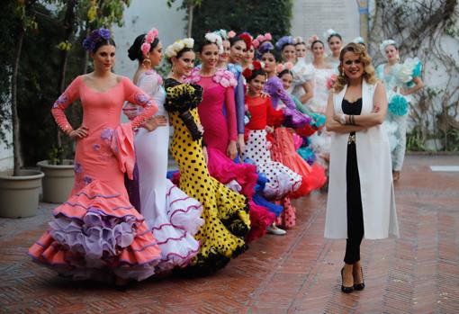 Sara de Benítez, posa con sus creaciones tras un desfile en febrero