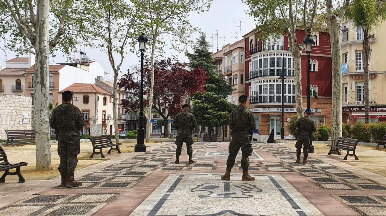 Militares en el paseo del Coso de Lucena