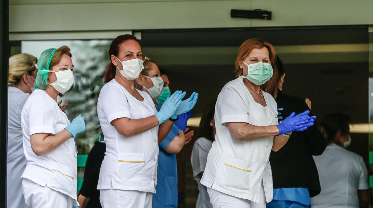 Personal sanitario aplaude a las puertas del hospital Virgen Macarena de Sevilla
