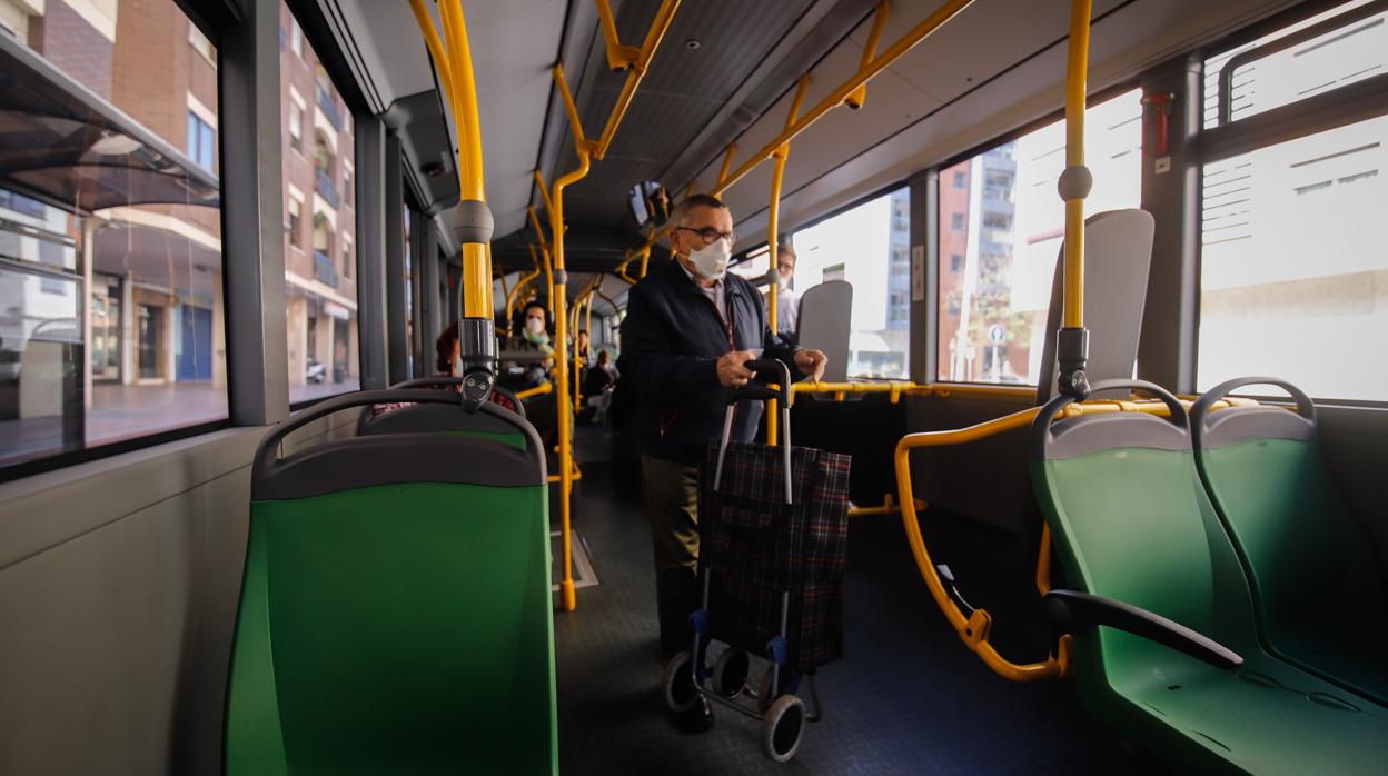 Usuarios con mascarillas en un autobús de Aucorsa