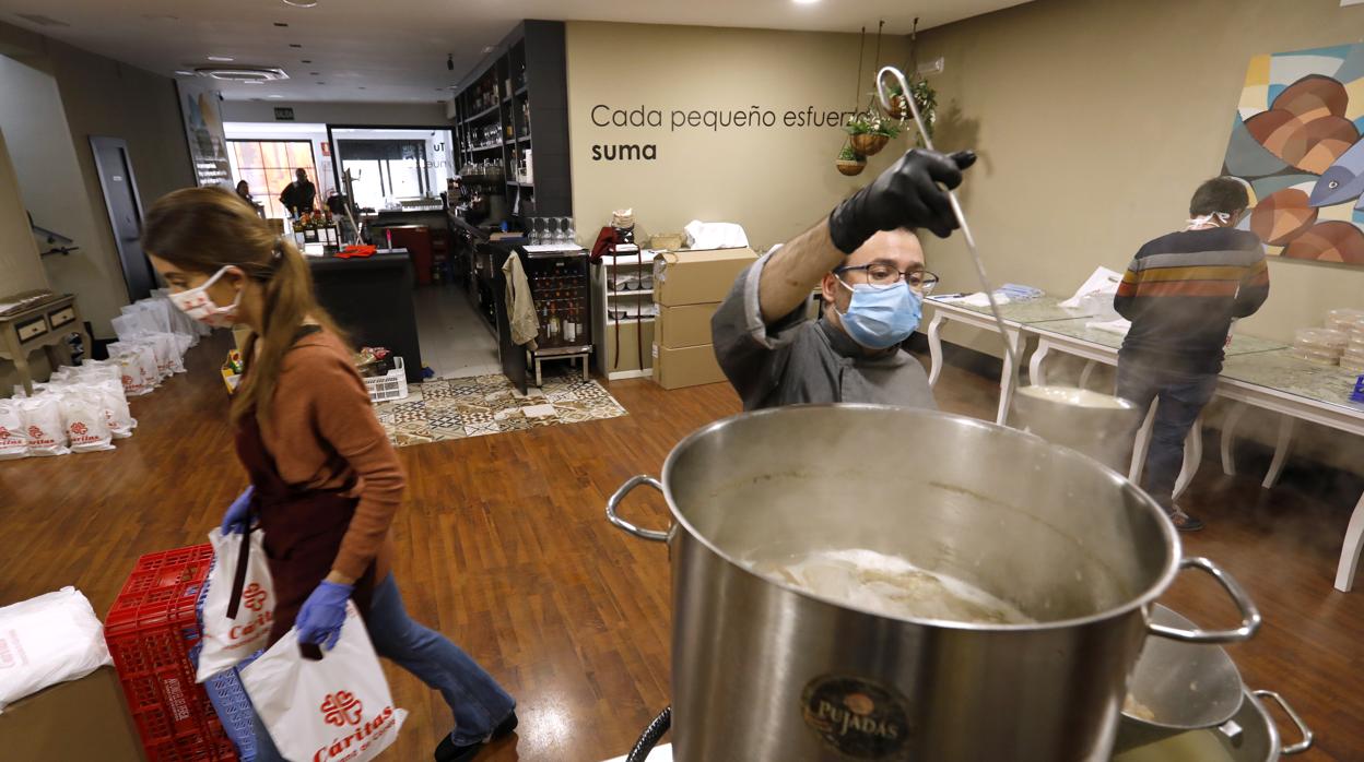 Preparación de comida en el restaurante Tagbha, de Cáritas Diocesana de Córdoba