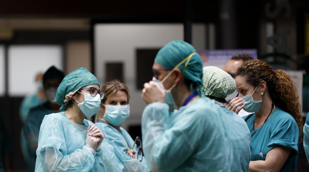 Personal sanitario en uno de los accesos al Hospital Universitario Reina Sofía