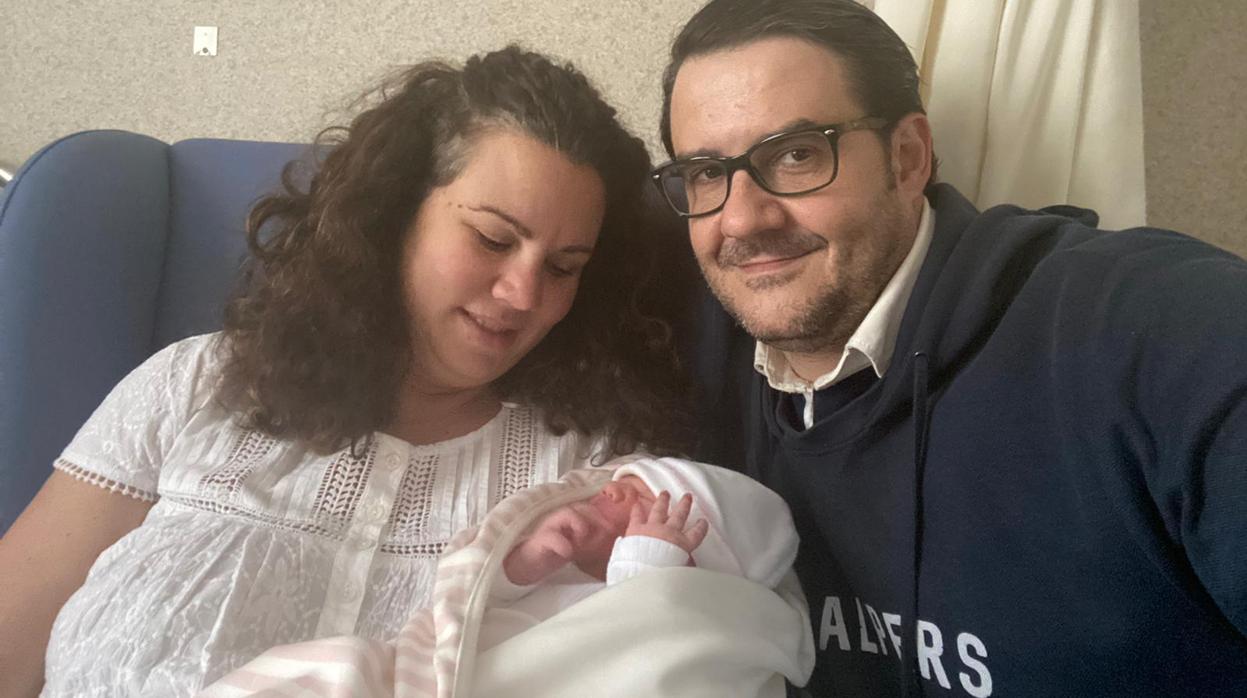 Lola Ciria y Luis Javier Trillo, junto a su hija Isabel, que nació este lunes en el Hospital San Juan d e Dios