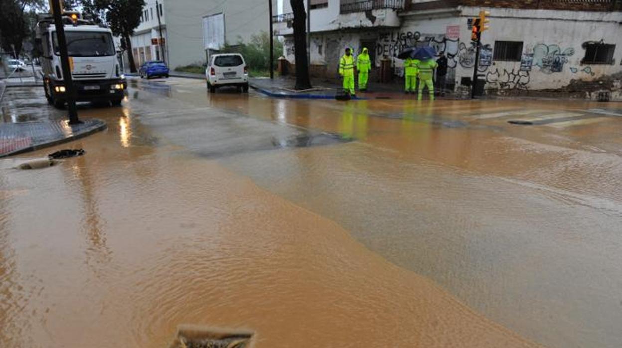 Dispositivo en una de las calles de Campanillas para achicar agua