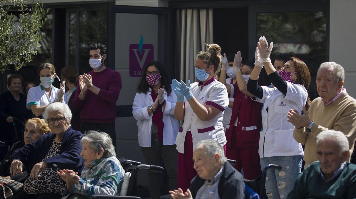 Mayores y trabajadores de un centro de Sevilla