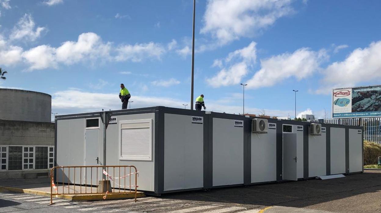 Operarios trabajando en la instalación de módulos en el hospital