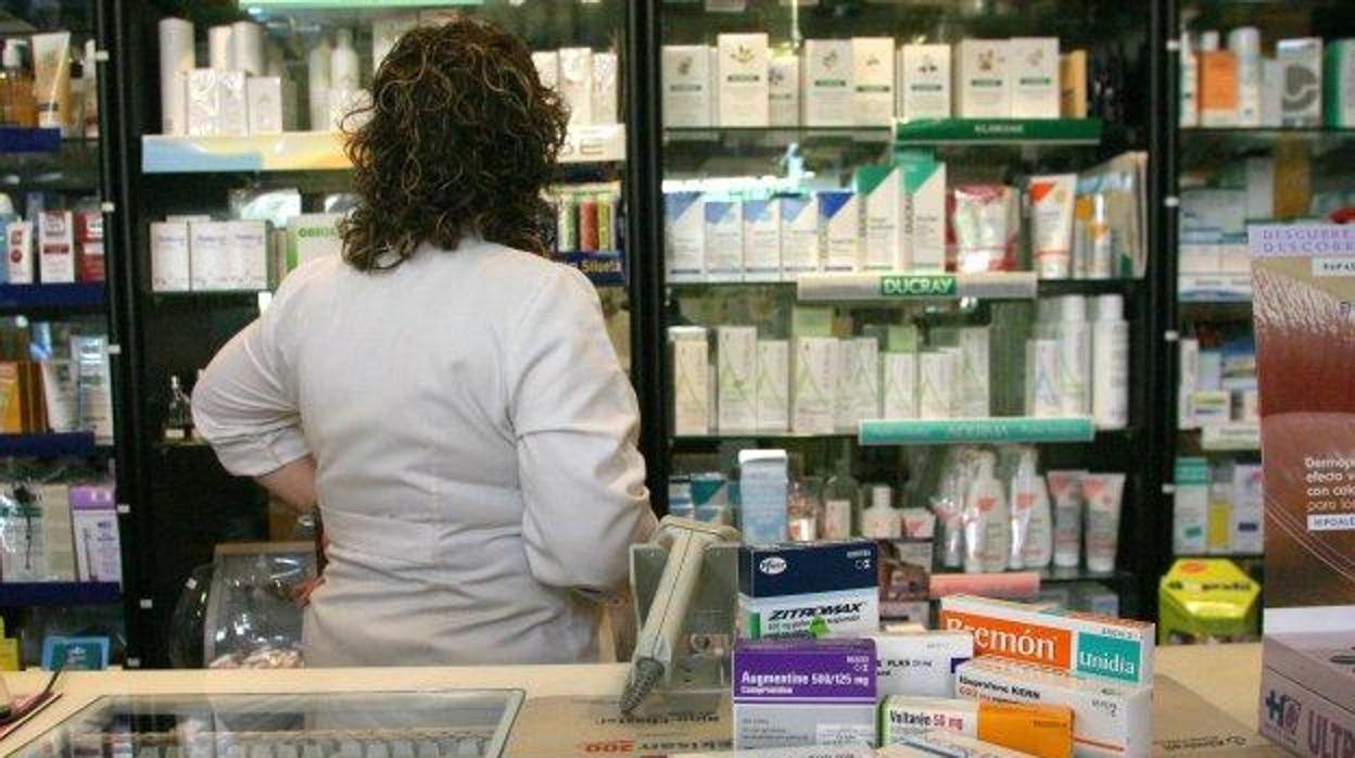 Farmacéutica sevillana en su botica