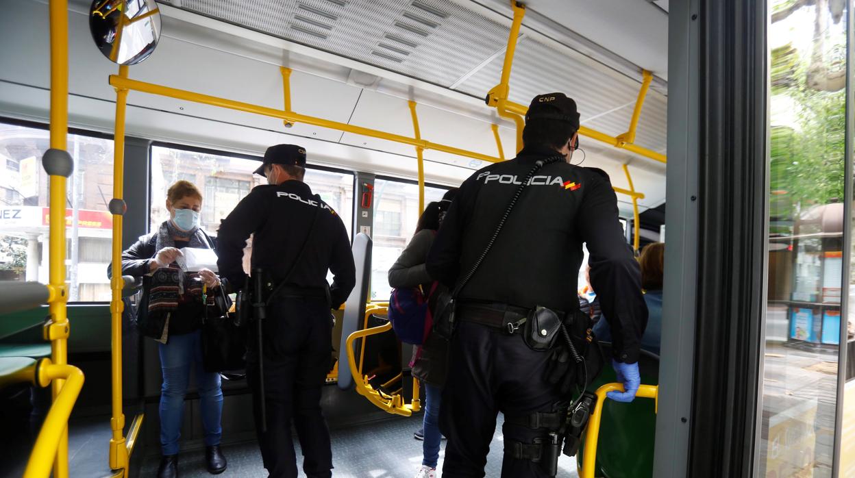 Control policial en un autobús