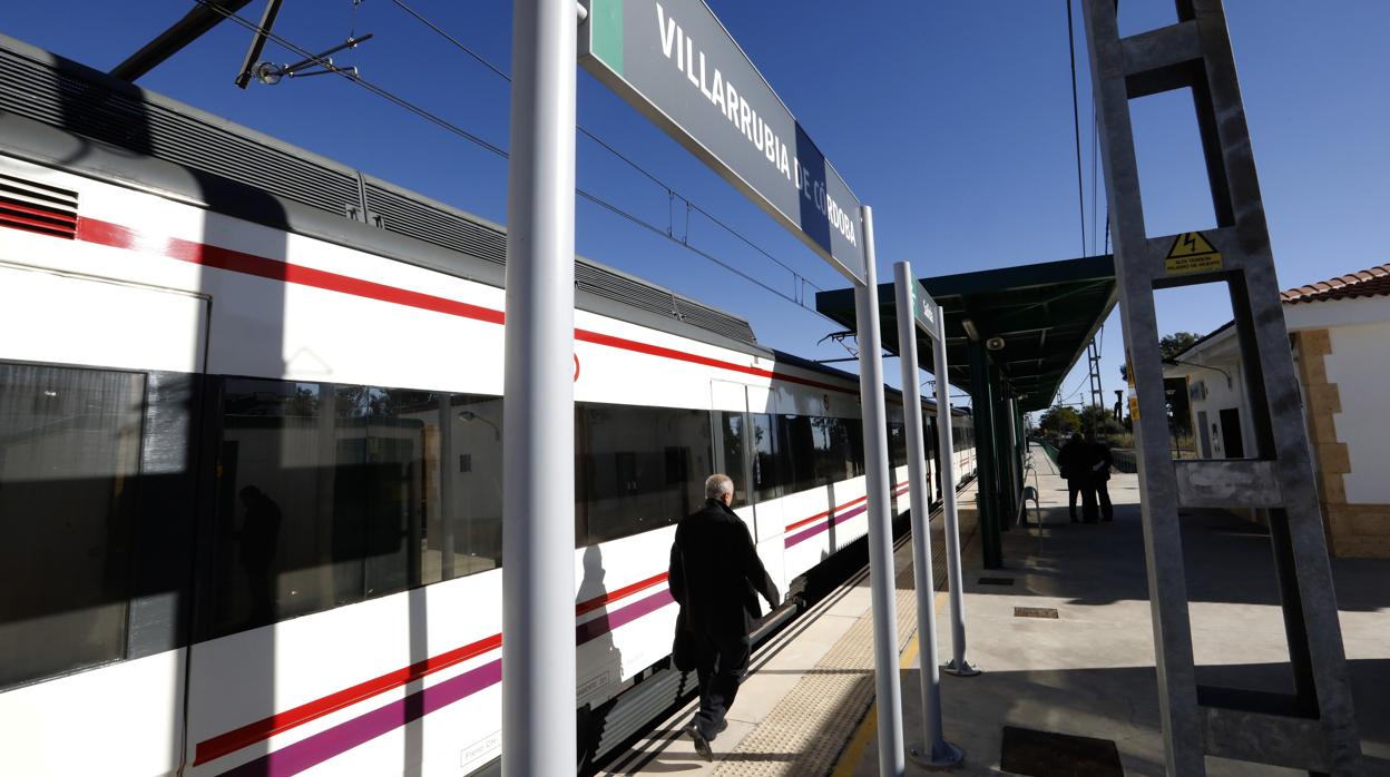 Tren de Cercanías en la parada de Villarrubia