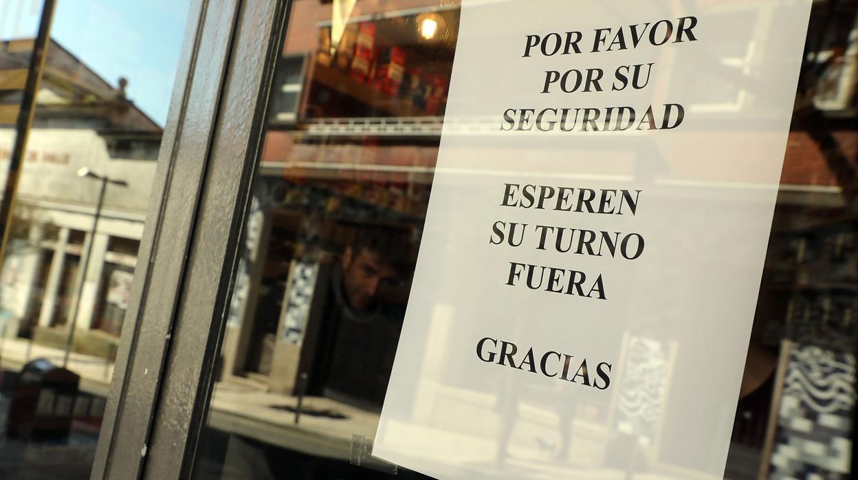 Imagen de un comercio abierto durante el estado de alarma