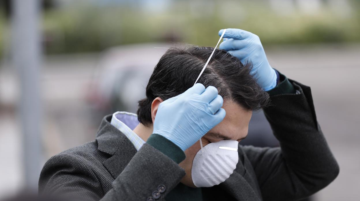 El alcalde se coloca la mascarilla