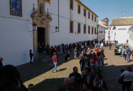 Colas en las puertas de los templos el Viernes de Dolores de 2019