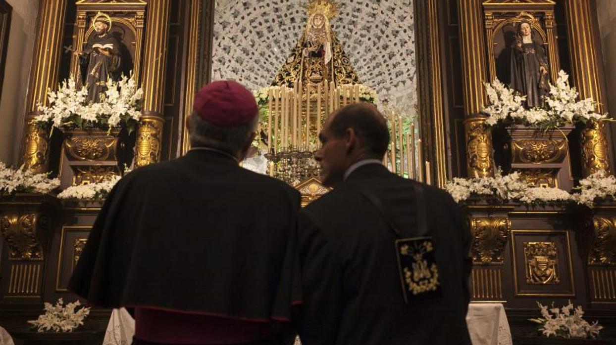 El Obispo de Córdoba durante la misa a la Virgen de los Dolores en 2014