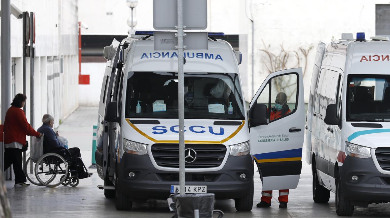 Ambulancia en la puerta de Urgencias