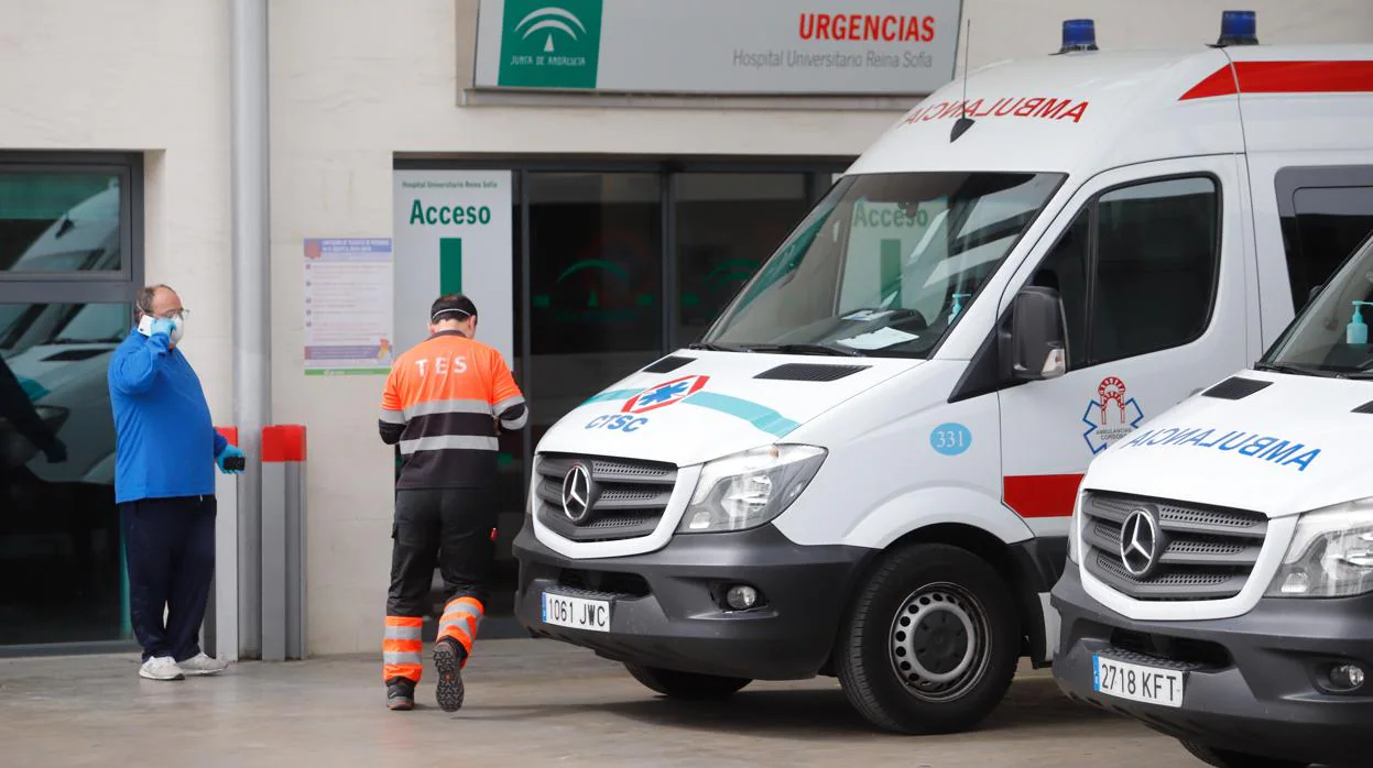 Ambulancias ante las Urgencias del Reina Sofía