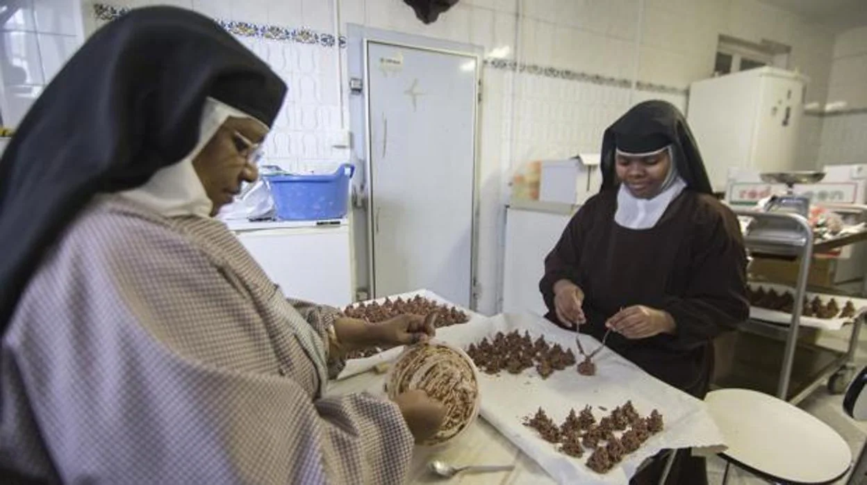 Dos monjas preparan dulces en una imagen de archivo