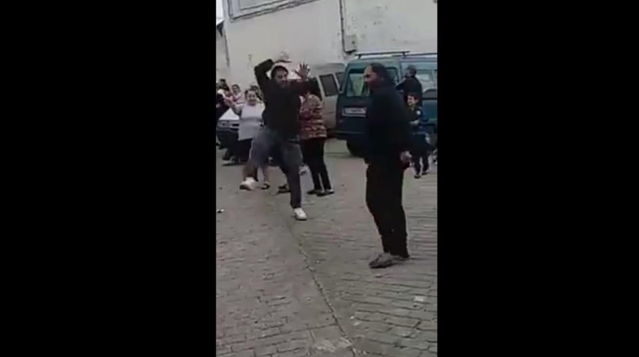 Algunos de los vecinos bailando en la calle ayer