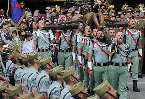 Momento de la entronización del Cristo de la Buena Muerte