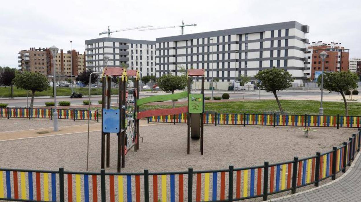 Parque infantil vacío y obras paradas en Nuevo Poniente Valerio Merino