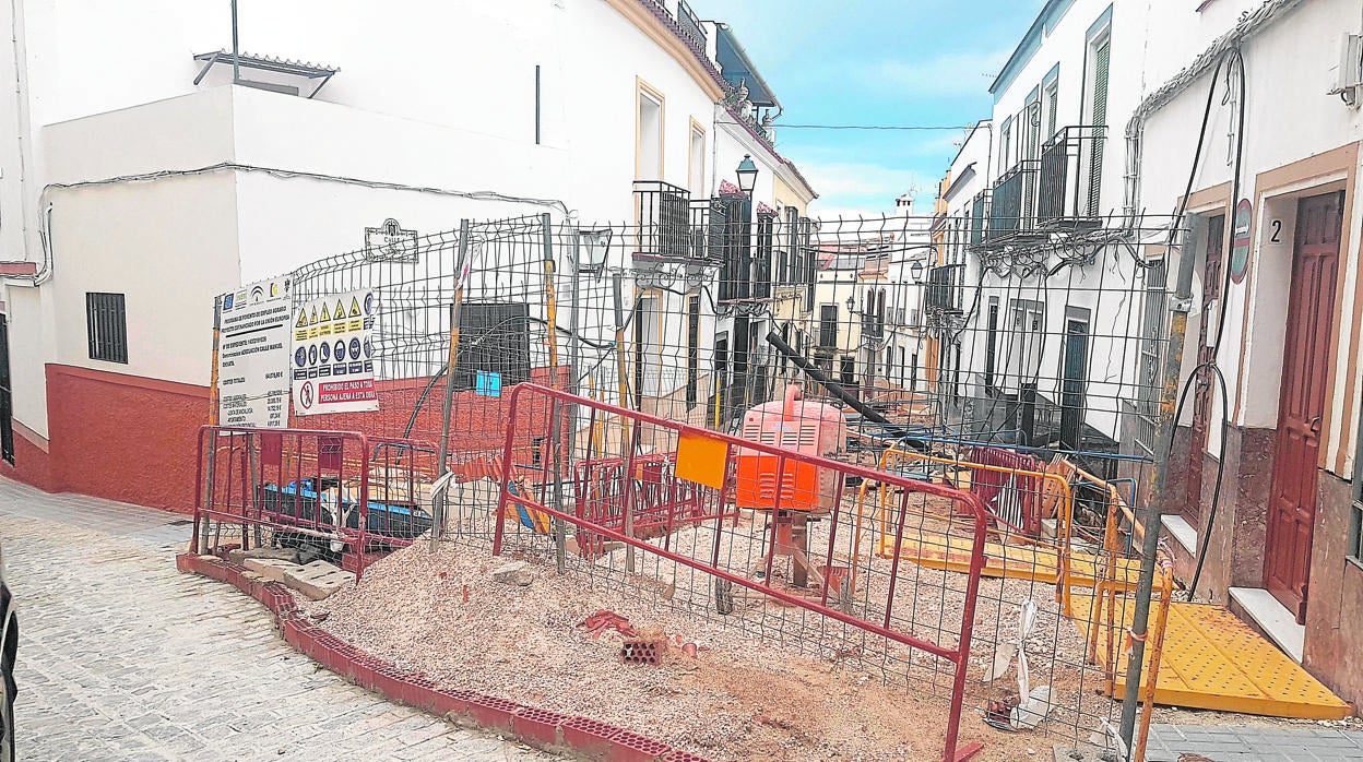 Obras paralizadas en la calle Manuel Chivata de Aguilar de la Frontera