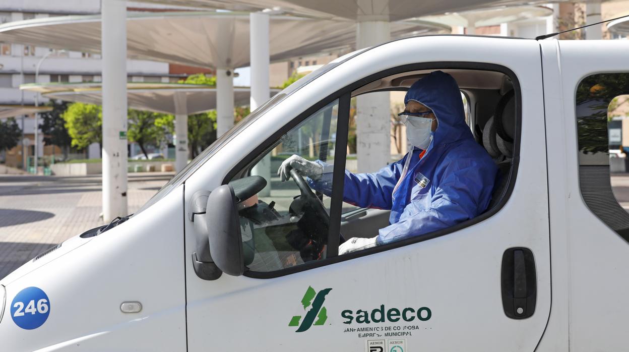 Un trabajador de Sadeco equipado para realizar tareas de desinfección