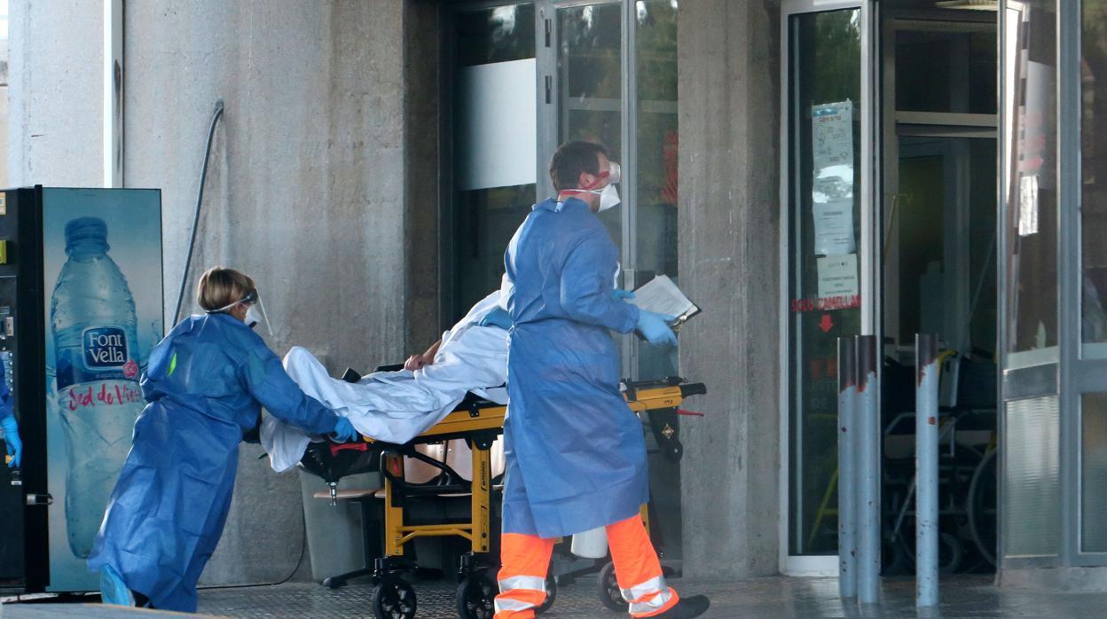 Dos sanitarios trasladan a un enfermo a un centro sanitario