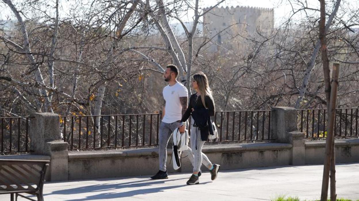 Una pareja pasea por la Ribera en un día soleado