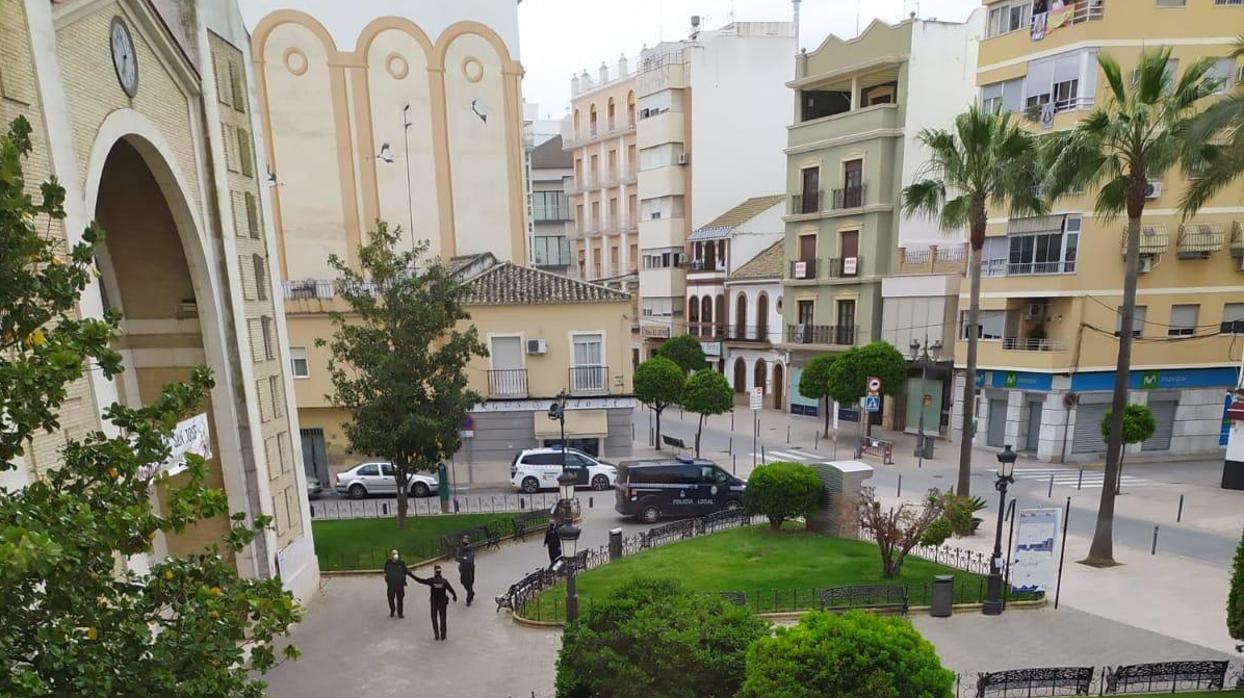 Policía Local y Guardia Civil identifican a los asistentes a la misa en San José, en Puente Genil