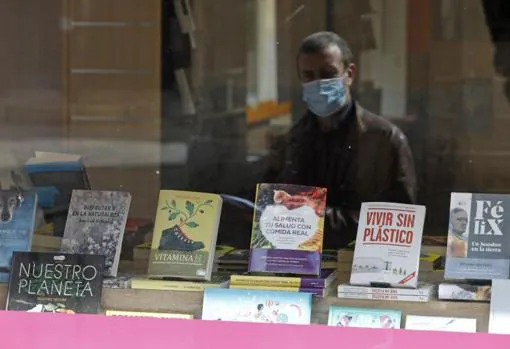 Escaparte de una librería del centro durante la crisis del coronavirus