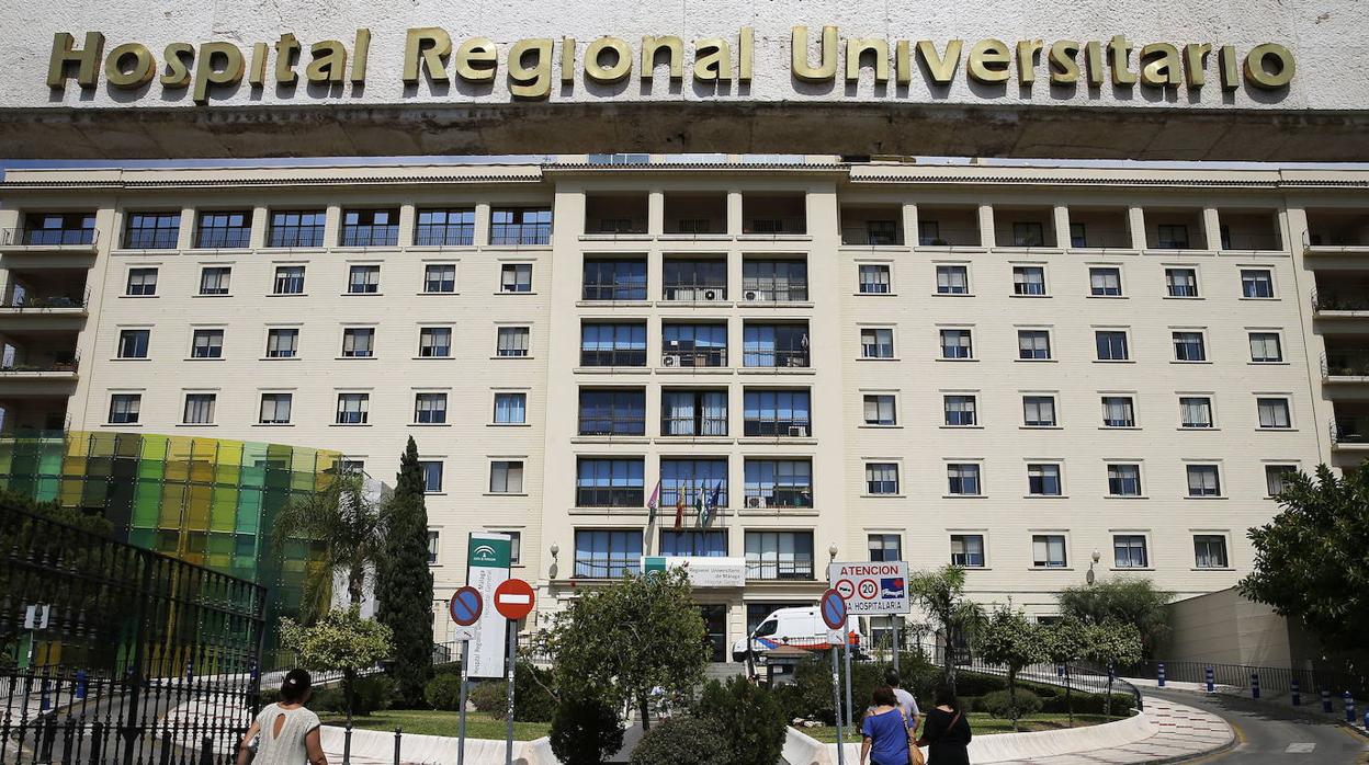 Entrada del Hospital Regional de Málaga