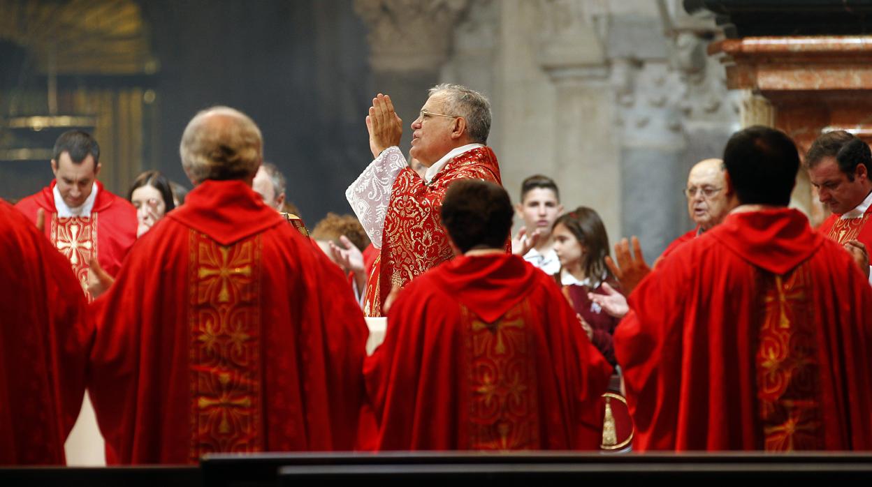 El obispo de Córdoba, Demetrio Fernández, durante una misa en la Catedral