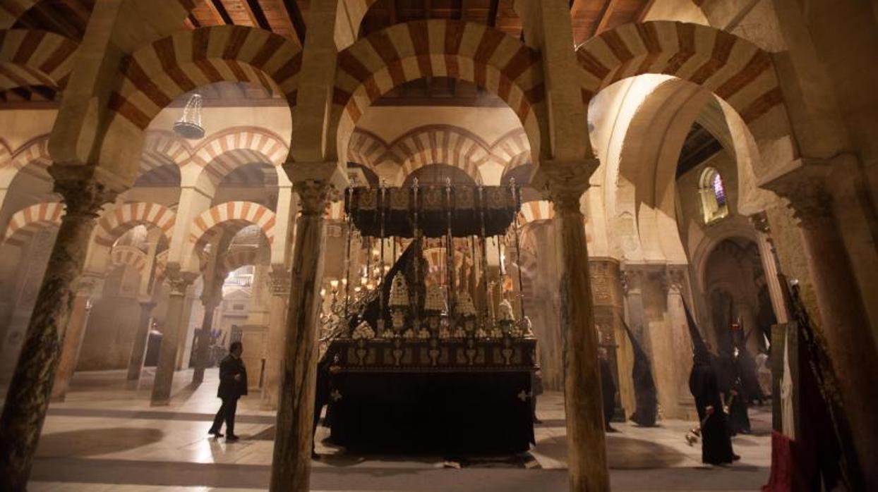 María Santísima Nazarena en el interior de la Mezquita-Catedral de Córdoba