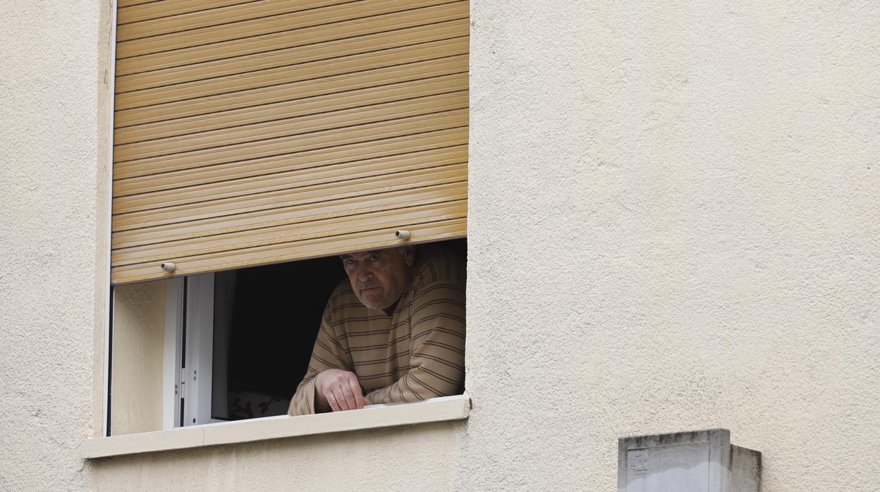 Un hombre asomado a la ventana junto a la avenida de Barcelona