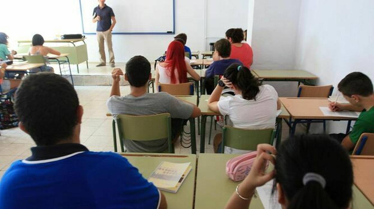 Un profesor imparte clase en una imagen de archivo