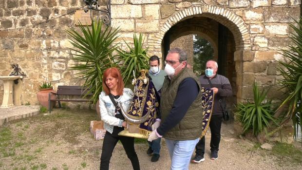 Críticas a la alcaldesa de Úbeda por participar sin mascarilla en el traslado de una imagen religiosa