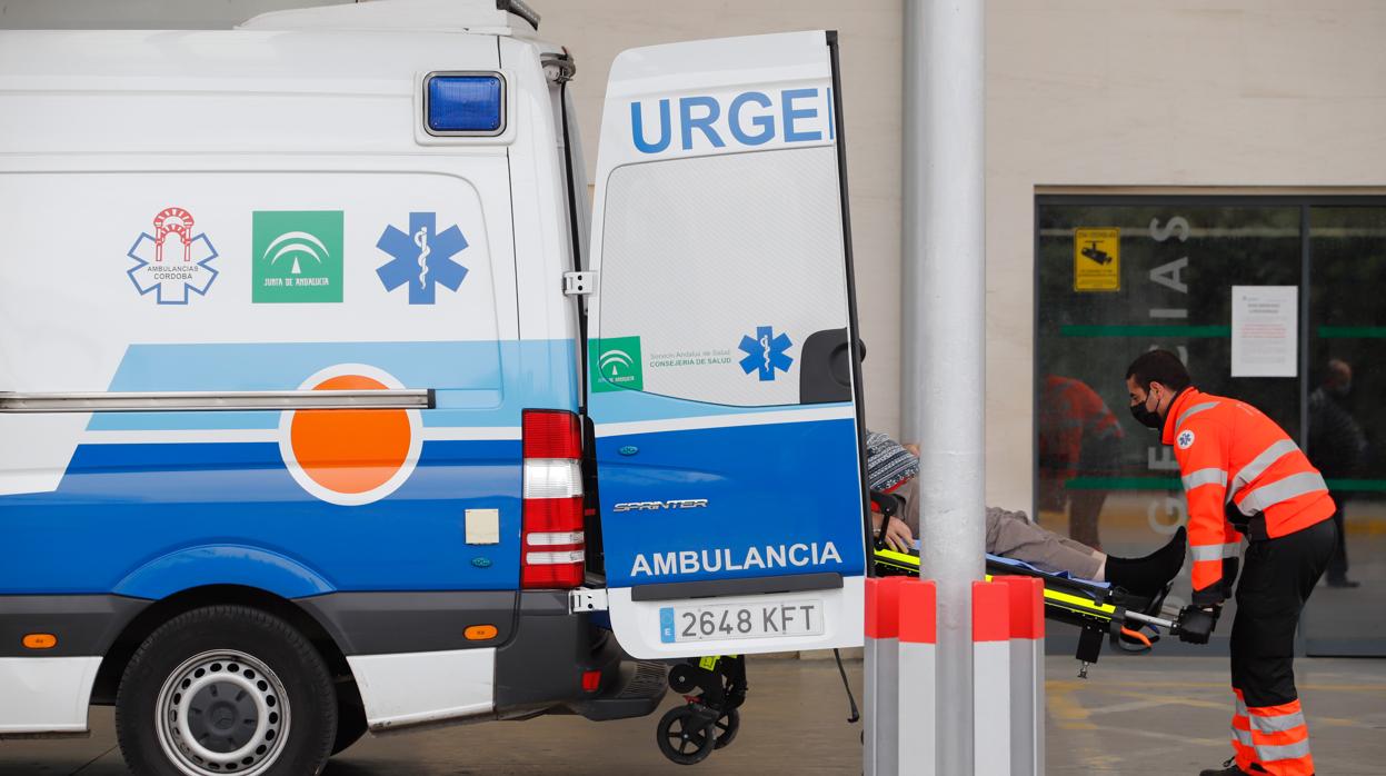 Un profesional sanitario procede a realizar un ingreso en las Urgenccias del hospital Reina Sofía de Córdoba