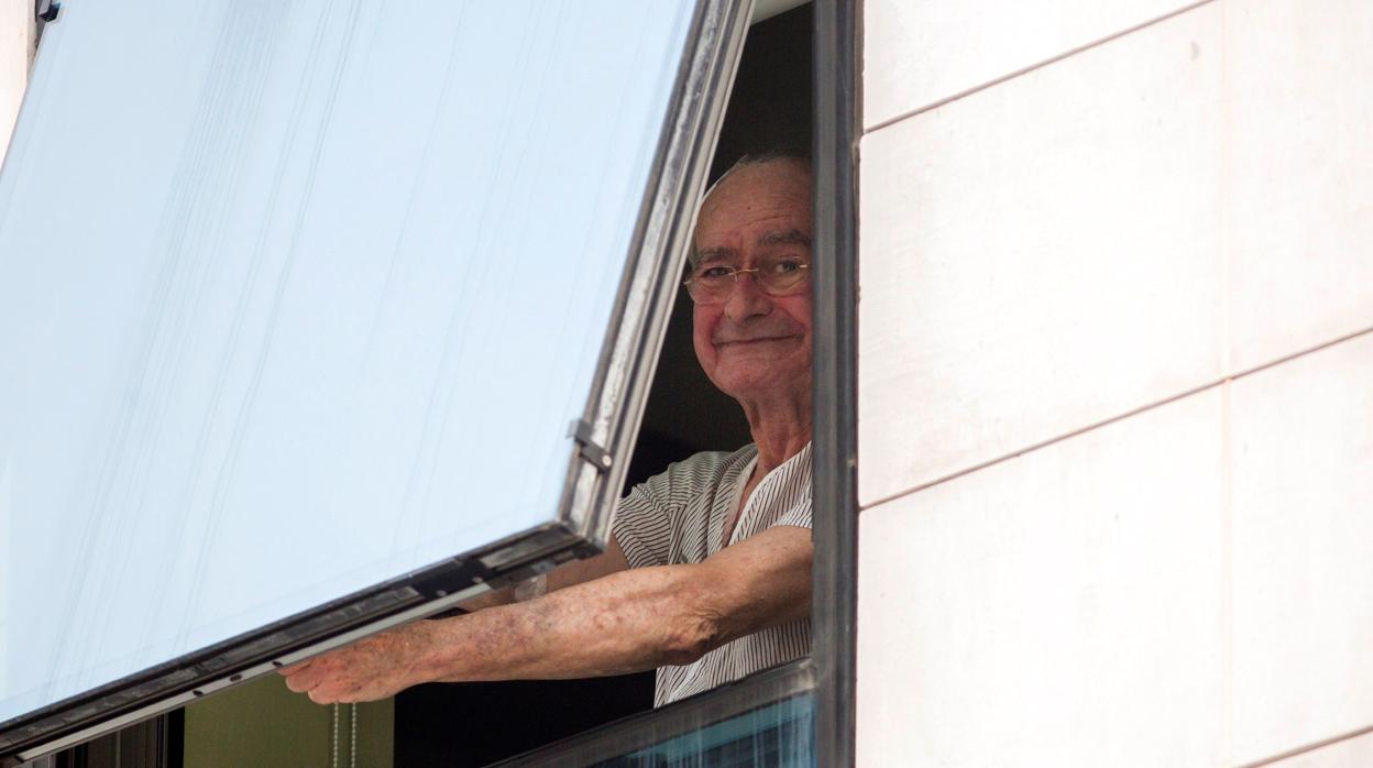 De la Torre, alcalde de Málaga, desde la ventana de su habitación en la clínica Chip