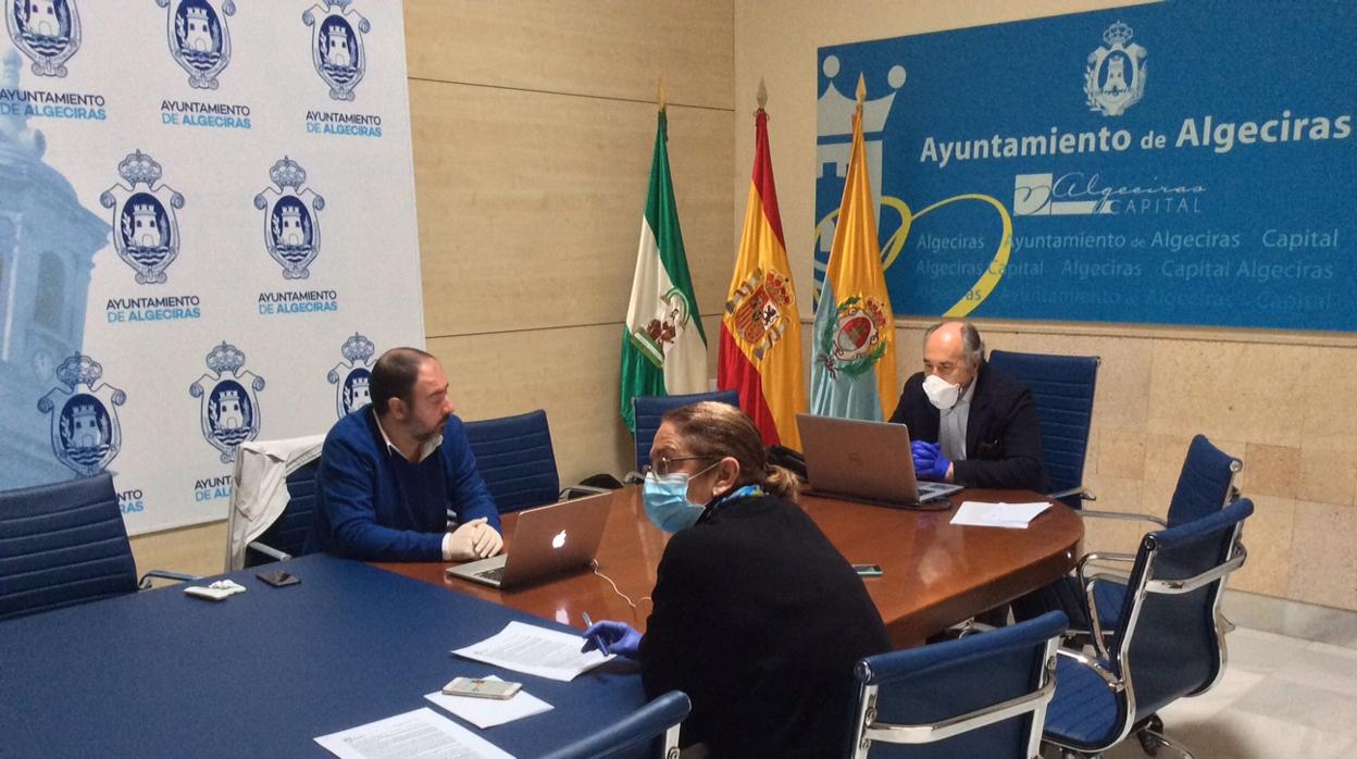 Imagen de la reunión en la que el alcalde planteó la suspensión de la Feria de Algeciras