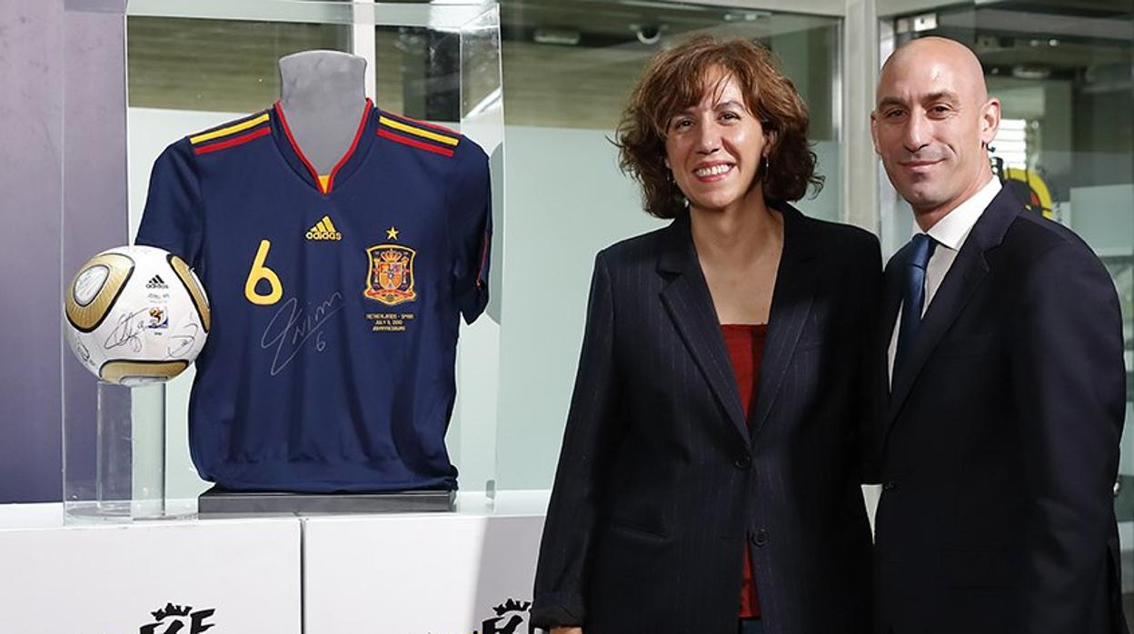 El presiente de la FEF, Luis Rubiales, junto a Irene Lozano, presidenta del CSD