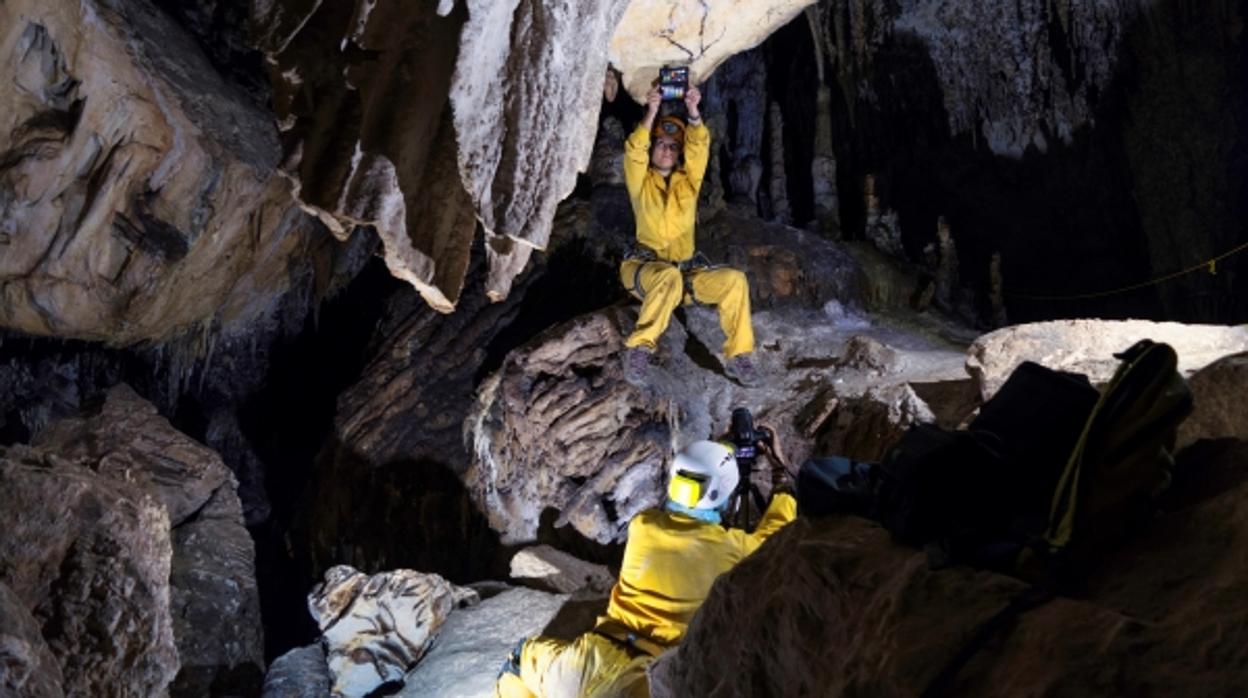 Investigadores de la Universidad de Córdoba, trabajando en la Cueva de Nerja