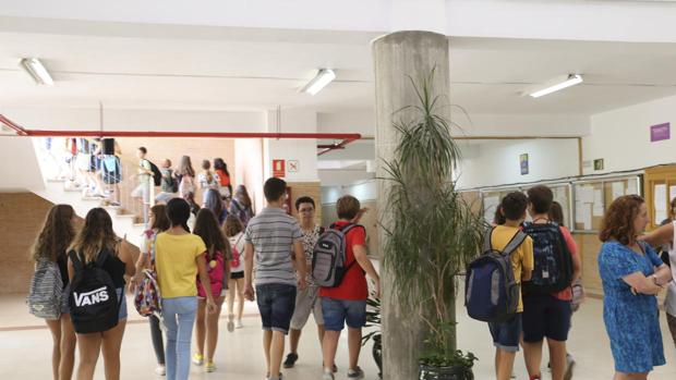 Encuesta: ¿Cómo crees que debería acabar el curso escolar en Andalucía?